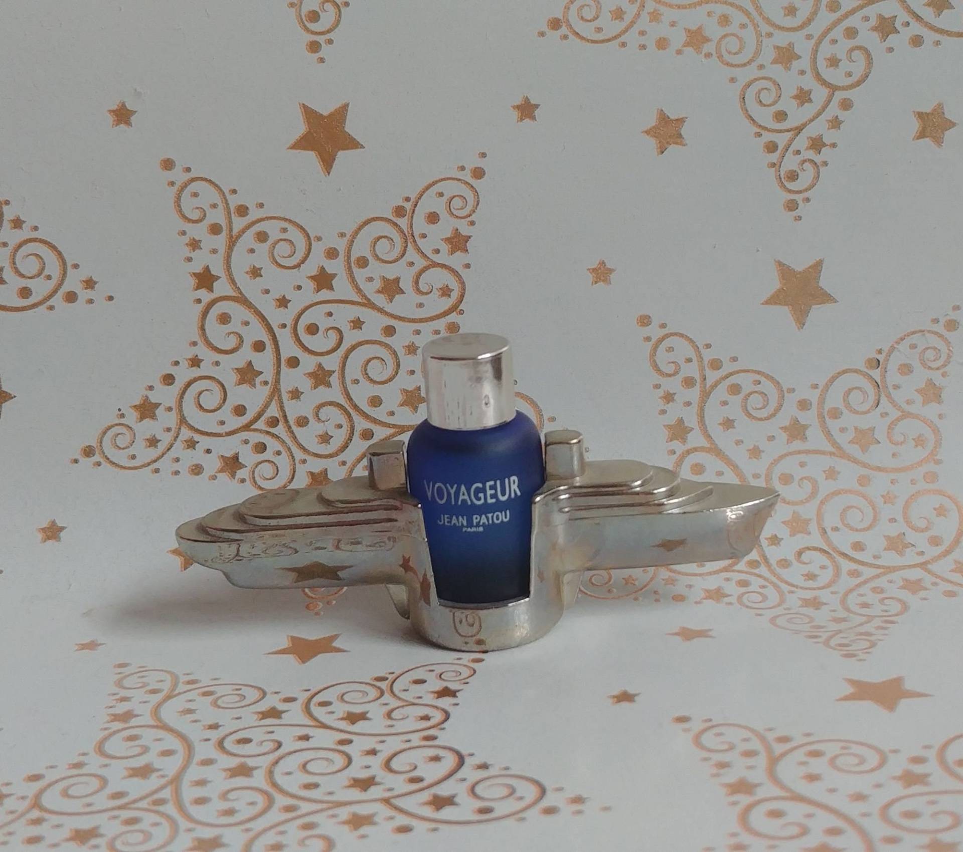 Miniatur Voyageur Von Jean Patou, 5 Ml Edt, Mit Schiff, Geeiste Version, 1994 Miniatur Voyageur Von Jean Patou, 5 Ml Edt, Mit Schiff, Geeiste Version, 1994 von Etsy - Xoxiane