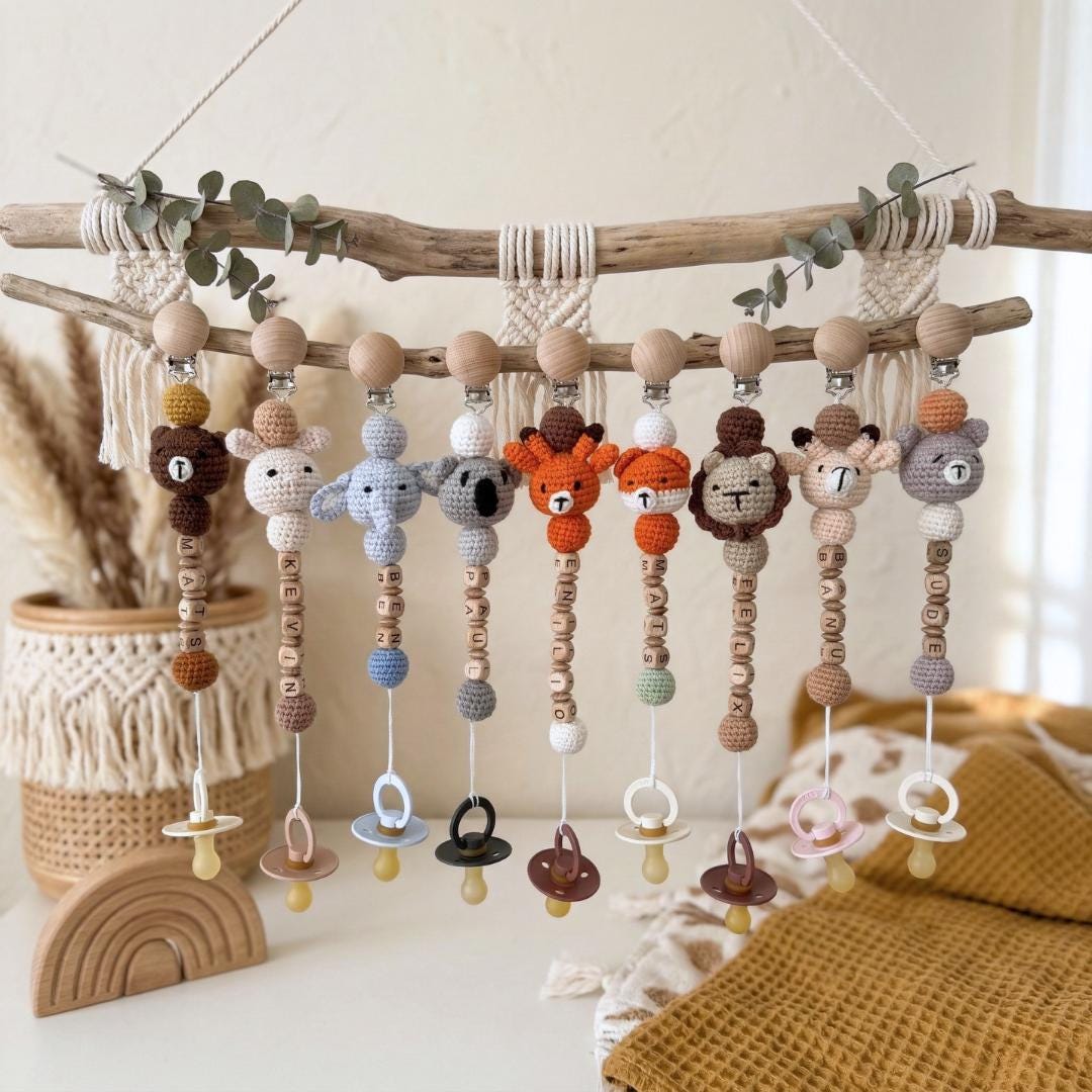 Personalisierte Schnullerkette Mit Namen Für Mädchen Und Jungen | Tier Motiv Bär Hase Koala Löwe Baby Geschenk Holz Gehäkelt von Etsy - YadeClubDE