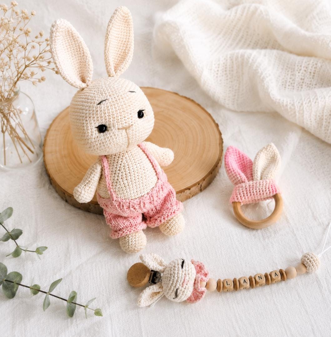 Hase Baby Set, Schnullerkette Hase, Baby Shower Gift, Bunny, Kuscheltier Schnullerkette Greifring Geschenk Geburt Taufe Hase Baby Set, Schnullerkette Hase, Baby Shower Gift, Bunny, Kuscheltier Schnullerkette Greifring Geschenk Geburt Taufe von Etsy - Yarenchucks