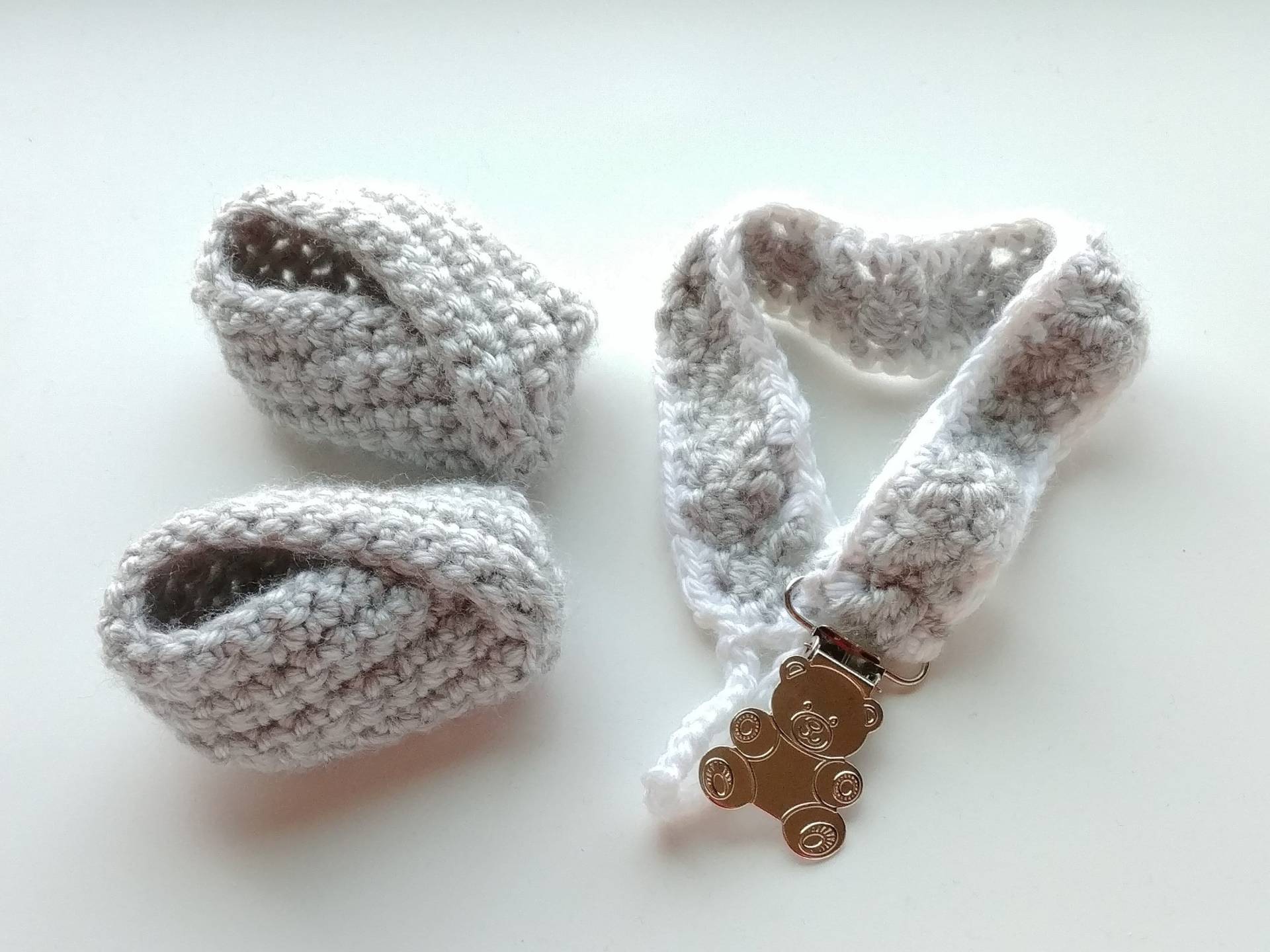 Graue Gehäkelte Babyschuhe Und Schnullerhalter Geschenkset, Neugeborenen Booties, Baby-Dusche-Geschenk, Teddybär Kleidung, Unisex von Etsy - YarnAroundIt
