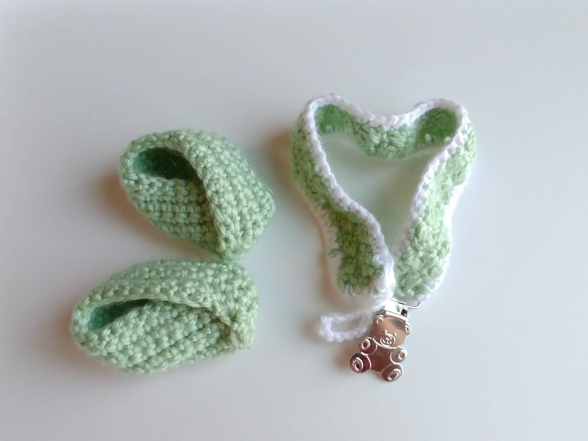 Grüne Häkeln Baby-Booties Und Schnuller Halter Geschenk-Set, Neugeborenen Booties, Baby-Dusche-Geschenk, Teddybär Kleidung, Unisex Babyschuhe von Etsy - YarnAroundIt
