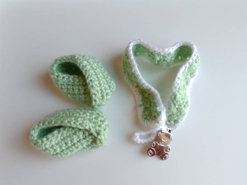 Grüne Häkeln Baby-Booties Und Schnuller Halter Geschenk-Set, Neugeborenen Booties, Baby-Dusche-Geschenk, Teddybär Kleidung, Unisex Babyschuhe von Etsy - YarnAroundIt
