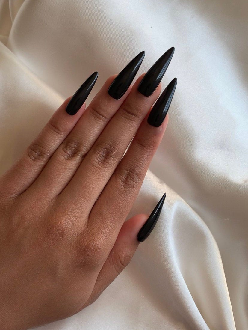Jet Black Schwarze Nägel Zum Drücken Handgemachte Lange Stiletto von Etsy - YasmenaNailCo