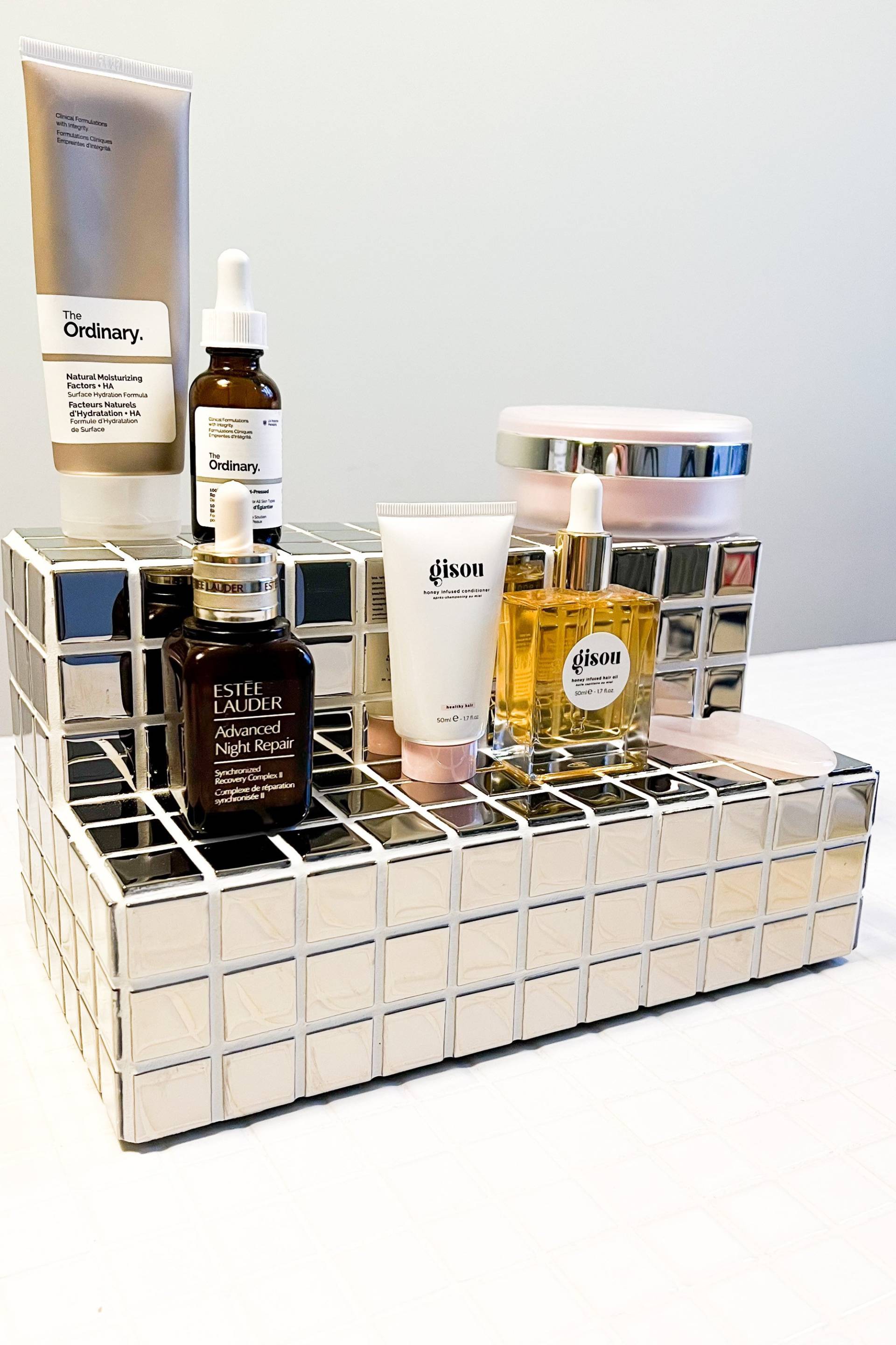 Schminktisch-Display Mit Chromfliesen Für Alle Ihre Schönheitsprodukte von Etsy - YellowBubbleDesigns