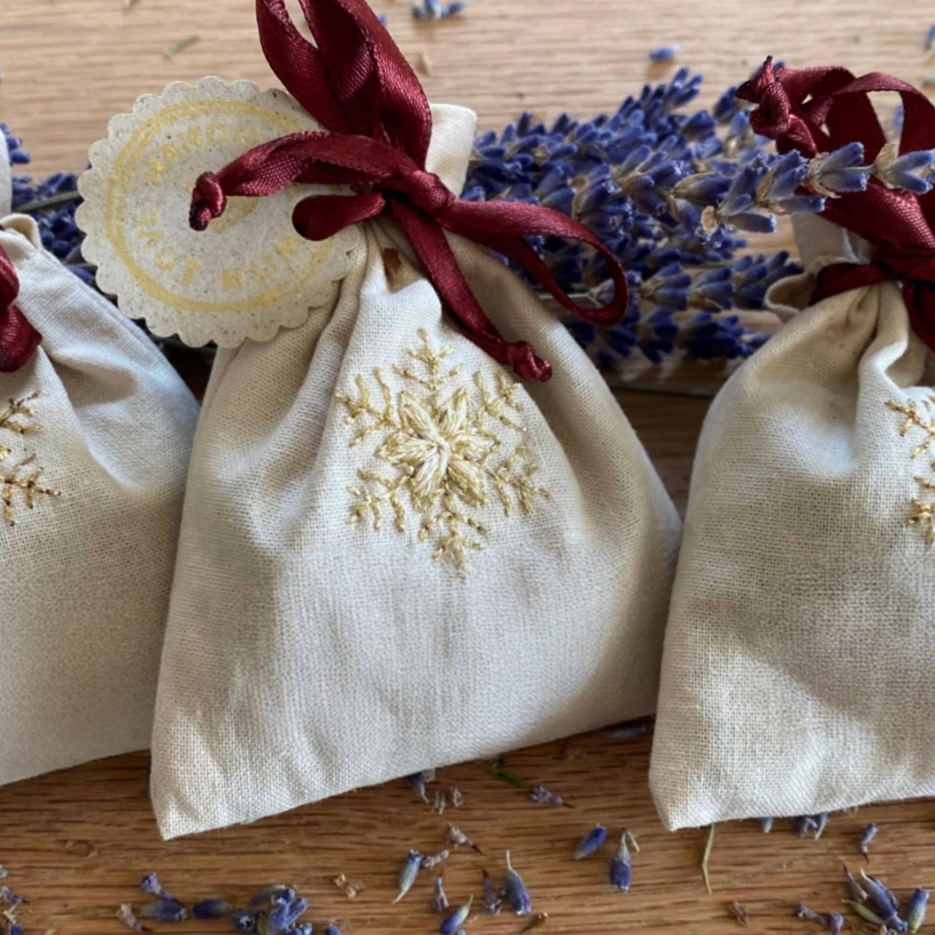 Handmade Bestickte Bio-Lavendel Sachet Weihnachten | Nachhaltige Geschenke Deko Bio Baumwolle, Swiss Made, Wellness Geschenk Handmade Bestickte Bio-Lavendel Sachet Weihnachten | Nachhaltige Geschenke Deko Bio Baumwolle, Swiss Made, Wellness Geschenk von Etsy - YolliCrafts
