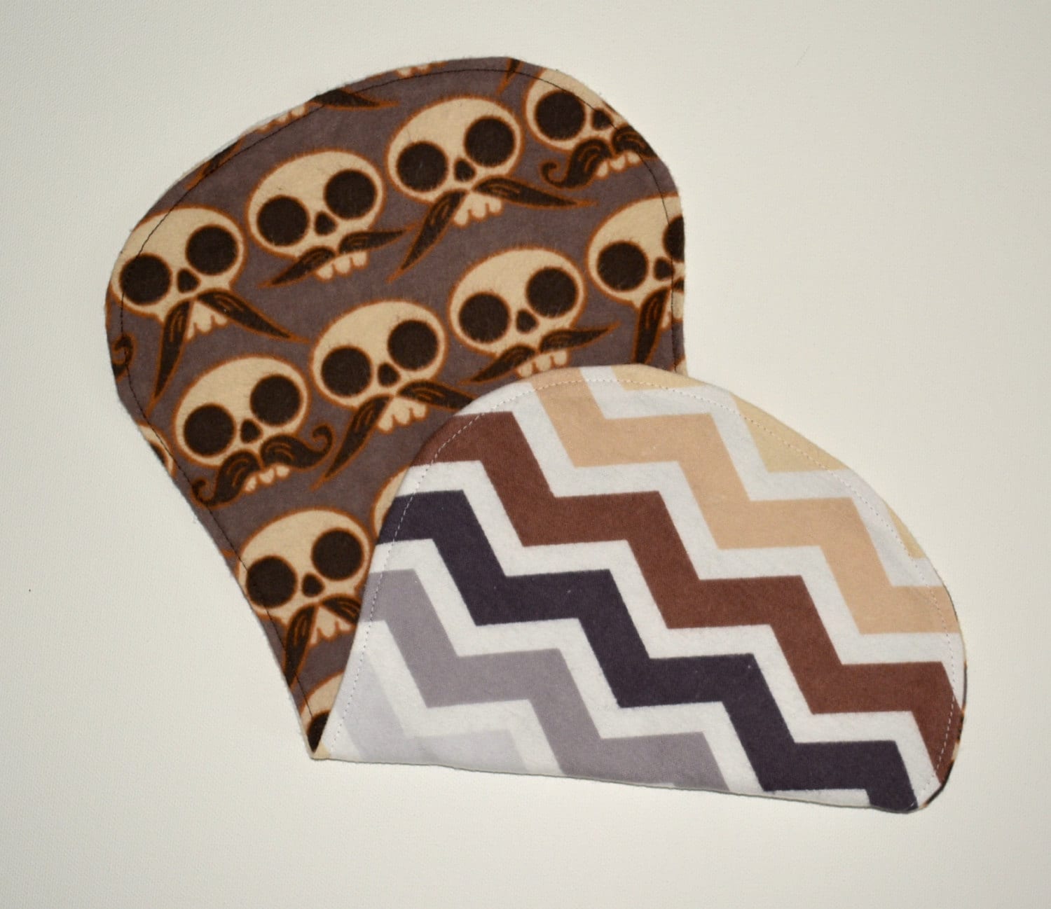Braunes Skelett Moustache Spucktuch Mit Chevron Print, Totenkopf von Etsy - YourSassyGrandma