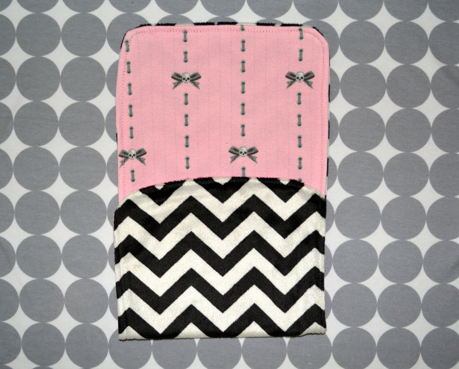 Pinkes Totenkopf Spucktuch, Geschnürt Mit Schleifen Und Schwarz-Weißen Minky Chevrons von Etsy - YourSassyGrandma