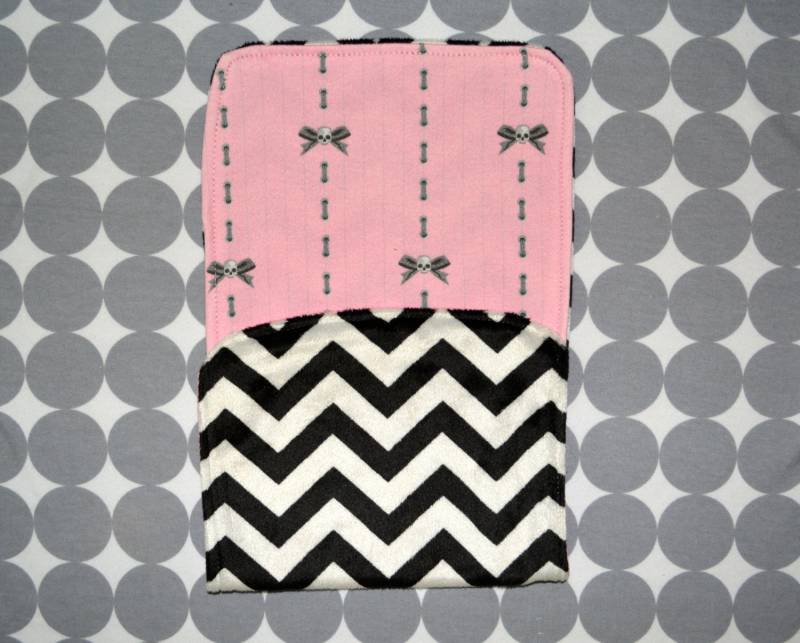 Pinkes Totenkopf Spucktuch, Geschnürt Mit Schleifen Und Schwarz-Weißen Minky Chevrons von Etsy - YourSassyGrandma