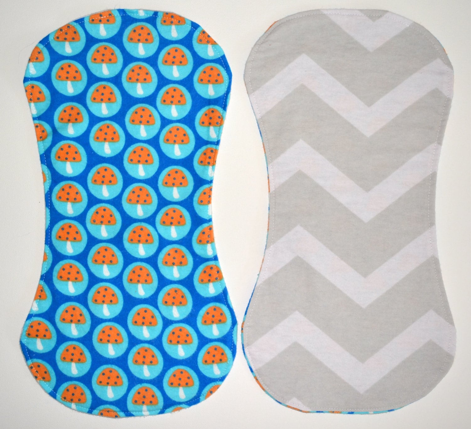 Türkisblaues Und Orangefarbenes Spucktuch Mit Grauem Chevron-Muster von Etsy - YourSassyGrandma