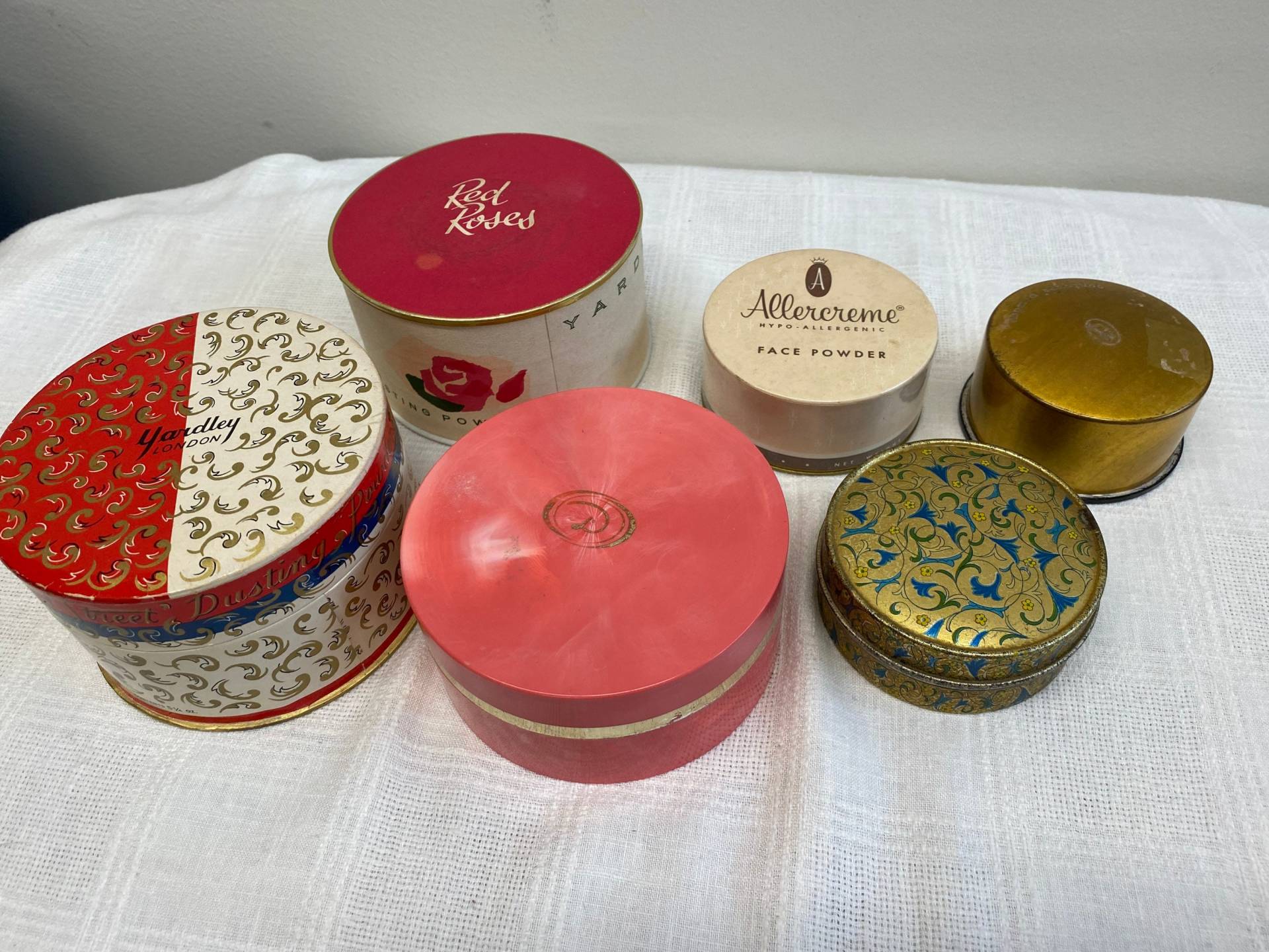 Gesichtspuder Vintage Boxes Yardley Of London, Rote Rosen, Lady Esther Avon Allercreme Contour Marinello Girl Dose Gesichtspuder Vintage Boxes Yardley Of London, Rote Rosen, Lady Esther Avon Allercreme Contour Marinello Girl Dose von Etsy - YourTurnVintageStore