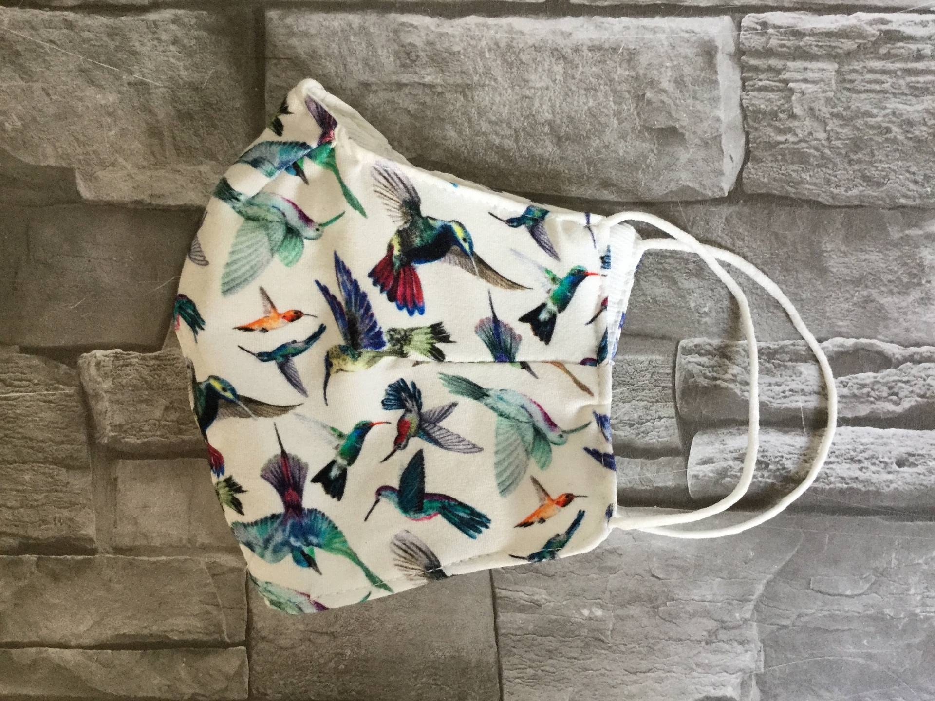 Behelfsmaske Mit Kolibris Aus Viskose in Weiß Behelfsmaske Mit Kolibris Aus Viskose in Weiß von Etsy - YukiwariSouShop
