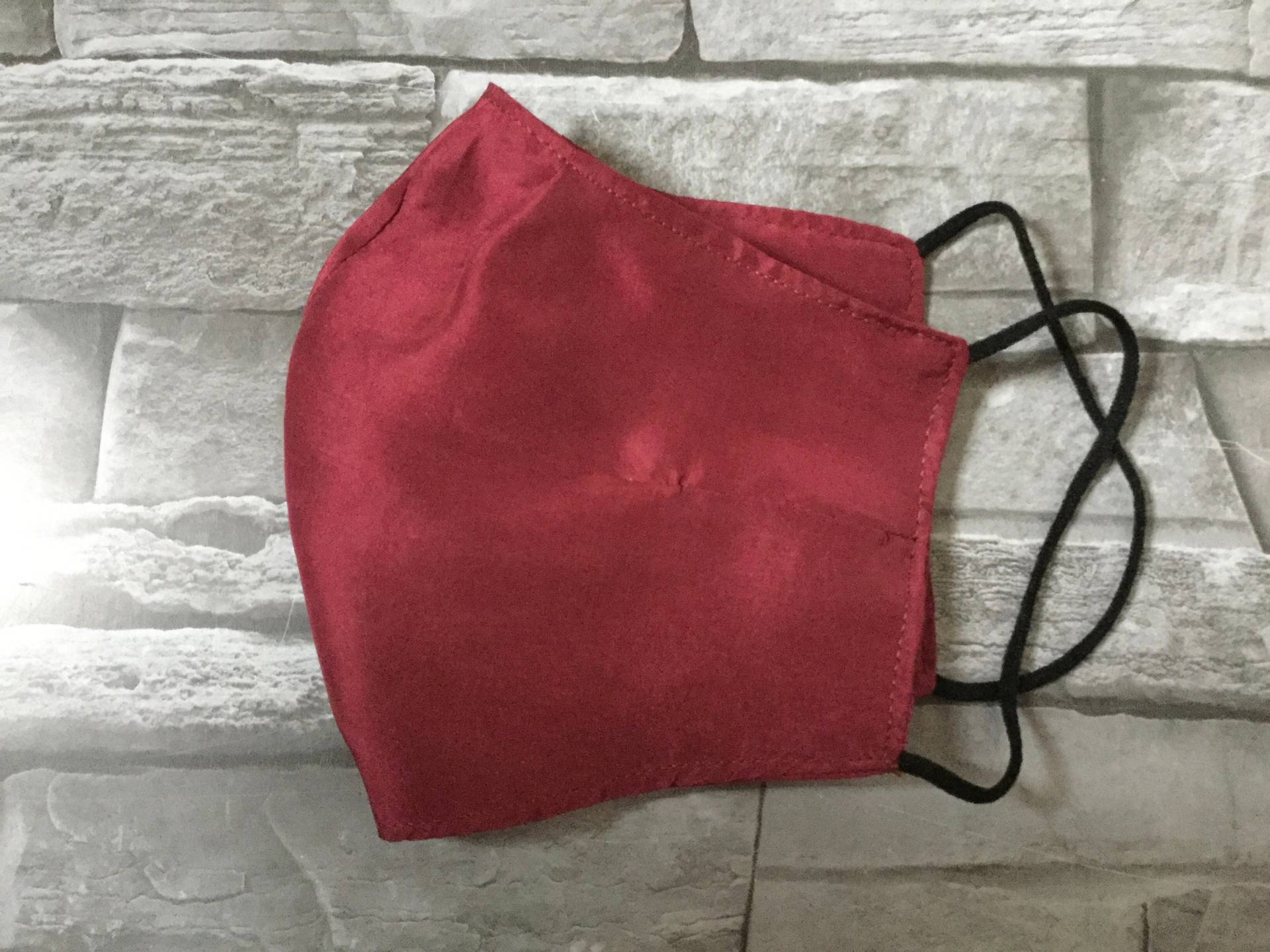 Federleichte Behelfsmaske Aus Seide in Weinrot Federleichte Behelfsmaske Aus Seide in Weinrot von Etsy - YukiwariSouShop