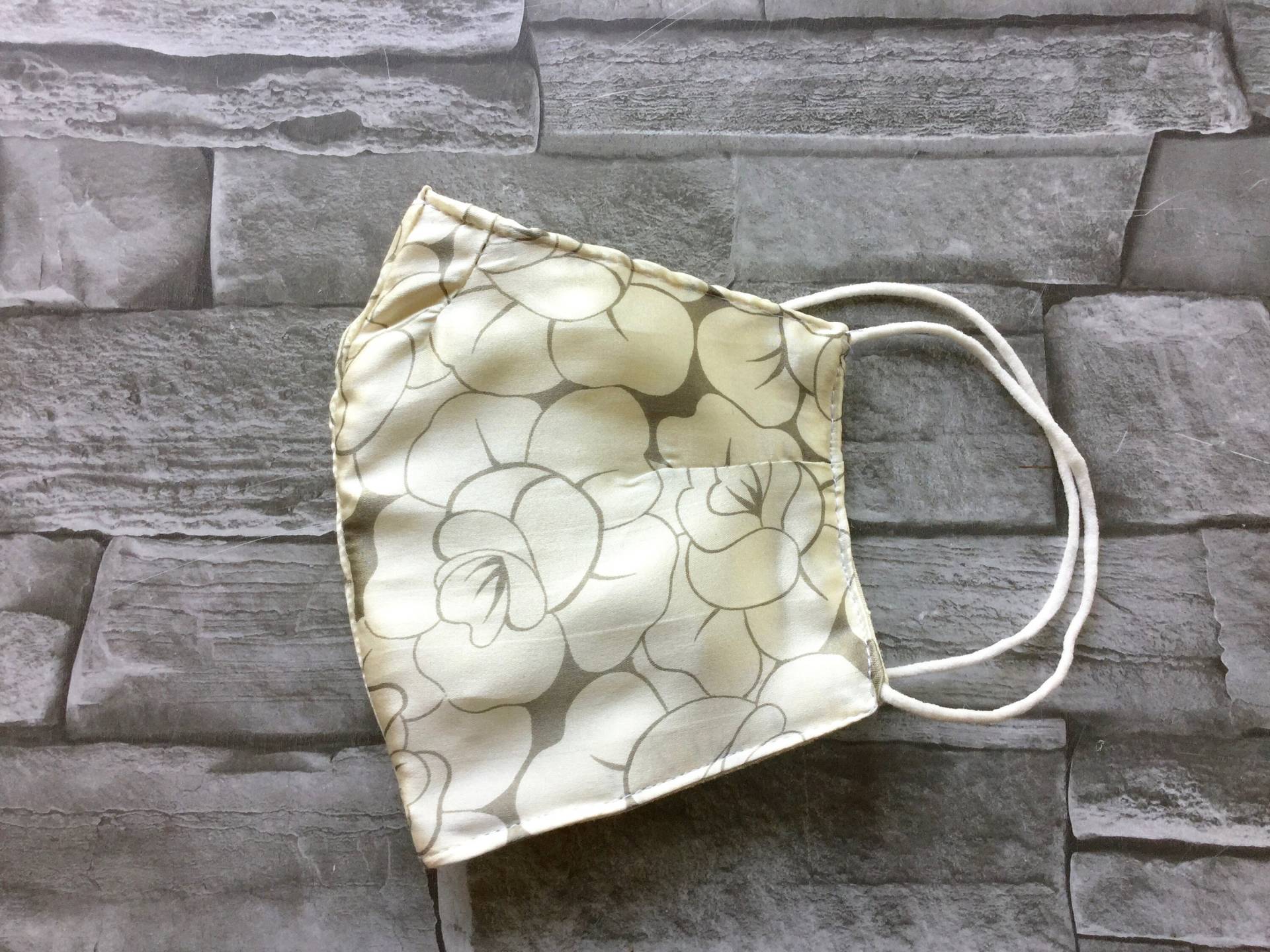 Festliche Behelfsmaske Aus Seide in Weiß/Grau Festliche Behelfsmaske Aus Seide in Weiß/Grau von Etsy - YukiwariSouShop