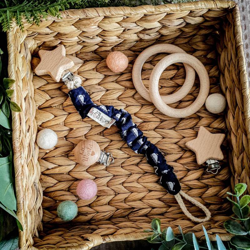 Schnullerkette - Blue Whale Babygeschenk Bunter Baumwollstoff Wal Blau Weiß von Etsy - YulisNarnia