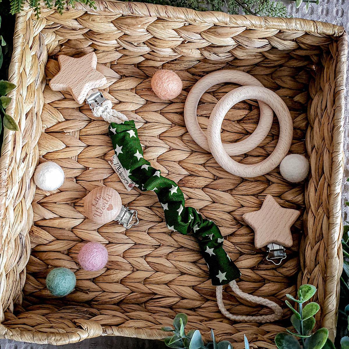 Schnullerkette - Deep Green Stars Babygeschenk Bunter Baumwollstoff Sternchenmuster Grün Weiß von Etsy - YulisNarnia