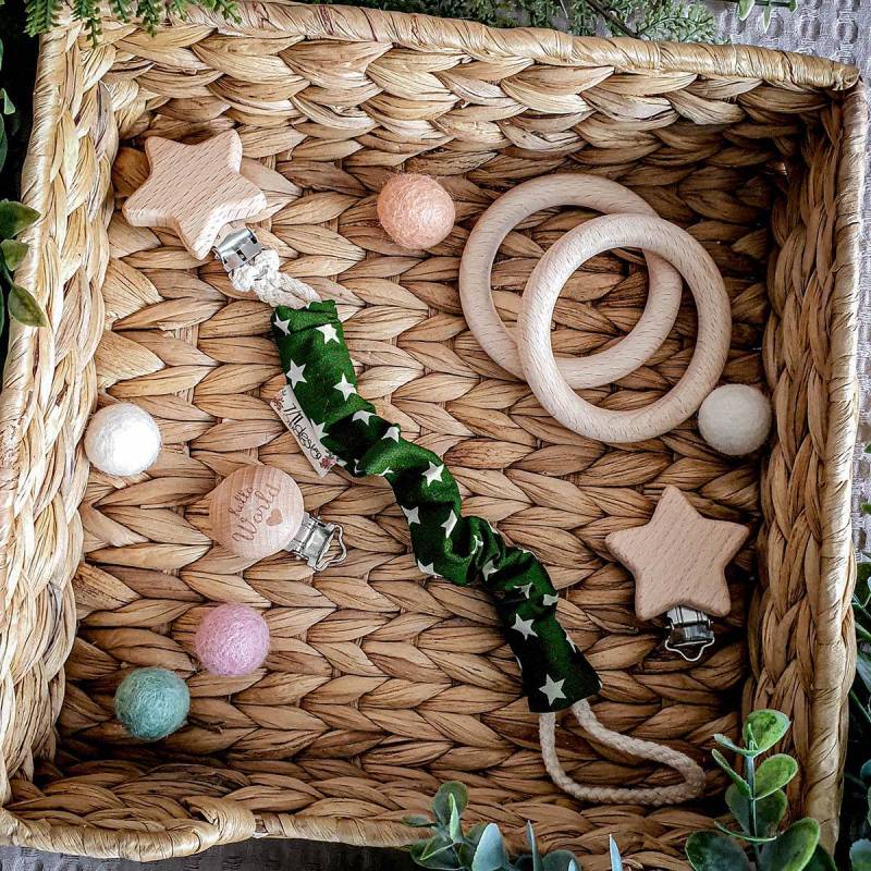 Schnullerkette - Deep Green Stars Babygeschenk Bunter Baumwollstoff Sternchenmuster Grün Weiß von Etsy - YulisNarnia