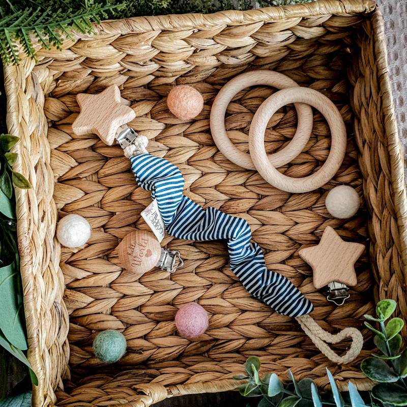 Schnullerkette Deep Green Stripes - Babygeschenk Bunter Baumwollstoff Streifen Grün Weiß von Etsy - YulisNarnia