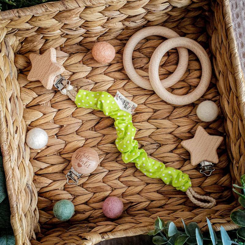 Schnullerkette - Green Babygeschenk Bunter Baumwollstoff Pünktchen Grün Weiß von Etsy - YulisNarnia