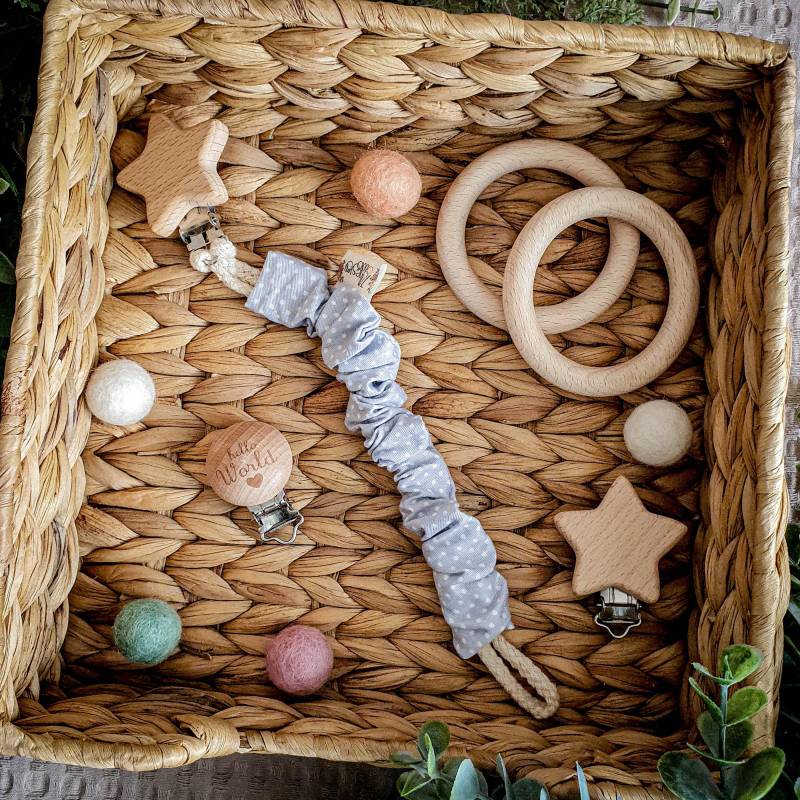 Schnullerkette - Grey Dots Babygeschenk Bunter Baumwollstoff Pünktchen Grau Weiß von Etsy - YulisNarnia