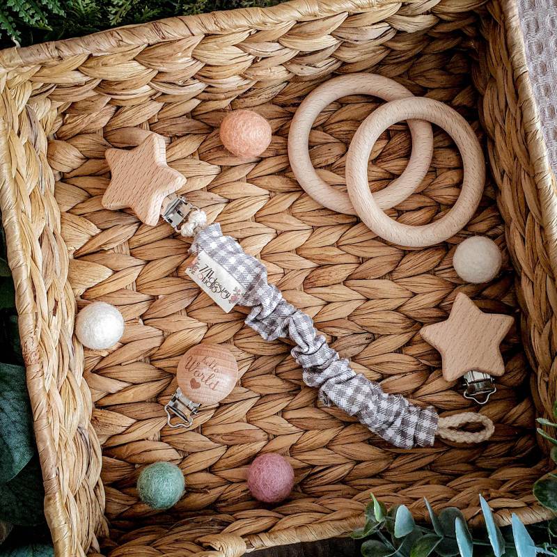 Schnullerkette - Grey Square Babygeschenk Bunter Baumwollstoff Karomuster Grau Weiß von Etsy - YulisNarnia
