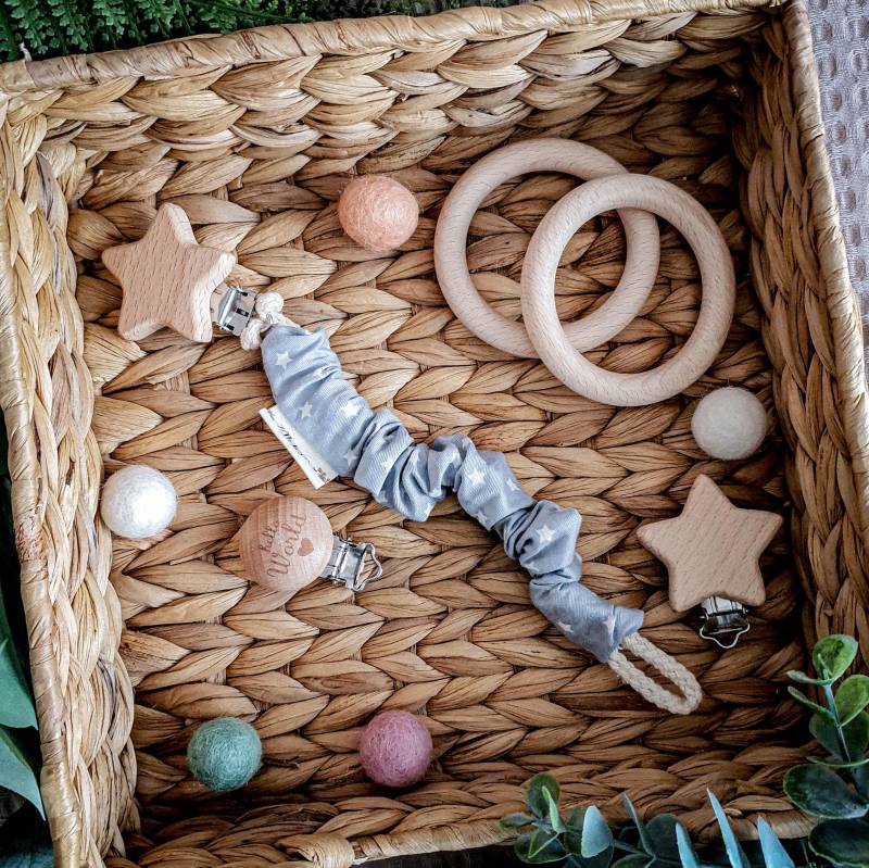 Schnullerkette - Grey Stars Babygeschenk Bunter Baumwollstoff Sternchen Grau Weiß von Etsy - YulisNarnia