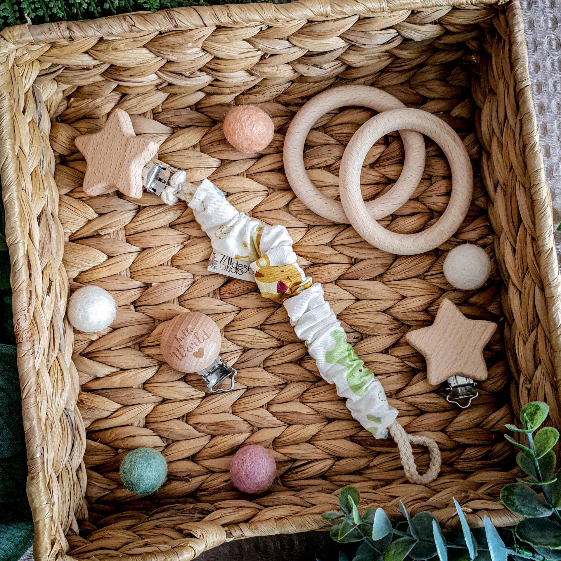Schnullerkette - Monkey Babygeschenk Bunter Baumwollstoff Tiere Affen Giraffen Krokodile Schildkröten Gelb Braun Grün Blau Weiß Schnullerkette - Monkey Babygeschenk Bunter Baumwollstoff Tiere Affen Giraffen Krokodile Schildkröten Gelb Braun Grün Blau Weiß von Etsy - YulisNarnia