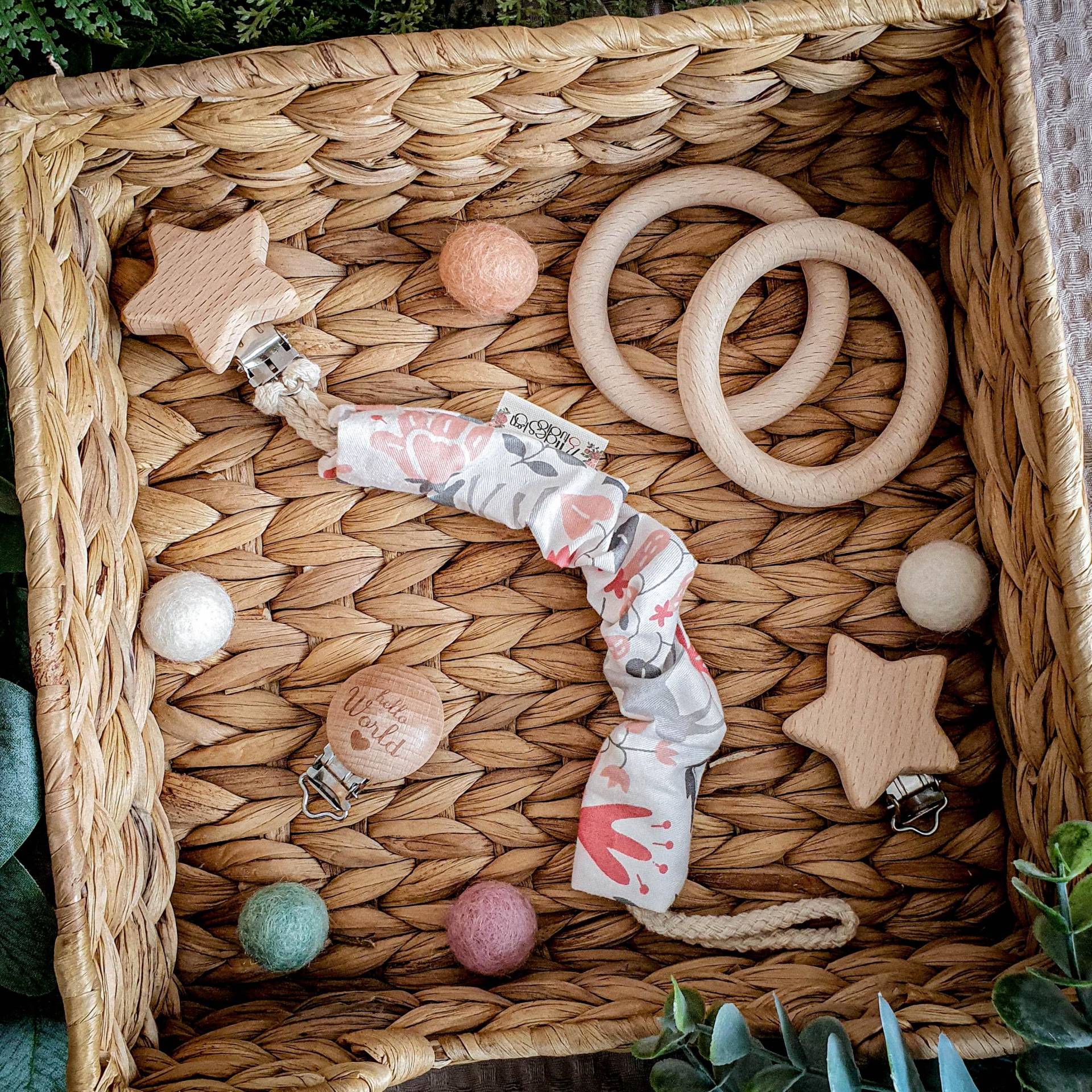 Schnullerkette - Pink Forest Babygeschenk Bunter Baumwollstoff Waldmotive Reh Blätter Grau Weiß Rosa Schnullerkette - Pink Forest Babygeschenk Bunter Baumwollstoff Waldmotive Reh Blätter Grau Weiß Rosa von Etsy - YulisNarnia
