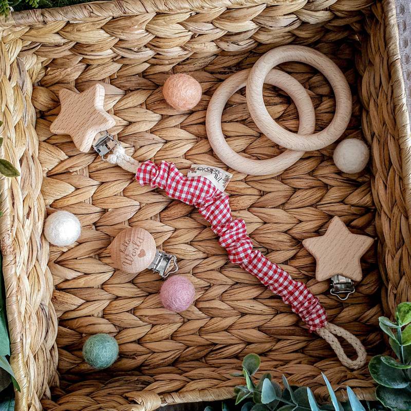 Schnullerkette - Red Square Babygeschenk Bunter Baumwollstoff Karomuster Rot Weiß von Etsy - YulisNarnia