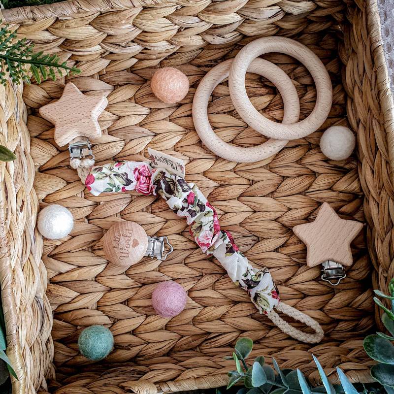 Schnullerkette - Rose Babygeschenk Bunter Baumwollstoff Rosen Rosa Grün Weiß von Etsy - YulisNarnia
