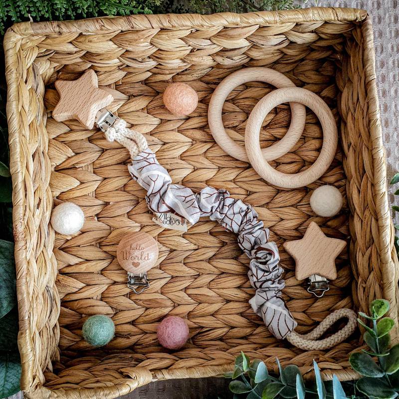 Schnullerkette - Sleepy Forest Babygeschenk Bunter Baumwollstoff Bäume Grau Braun von Etsy - YulisNarnia