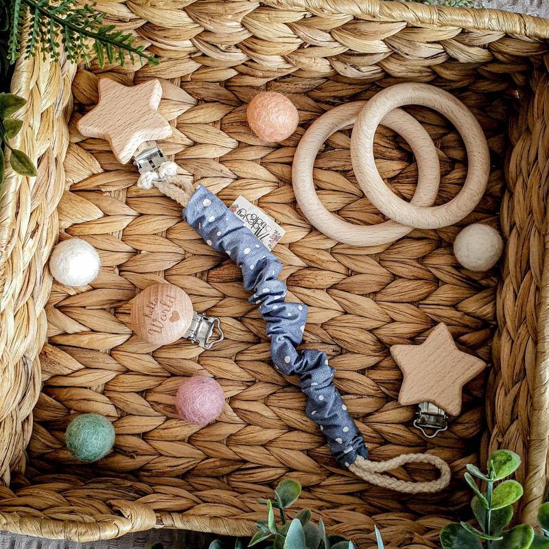 Schnullerkette - Snow Fall Babygeschenk Bunter Baumwollstoff Schneeflocken Blau Weiß von Etsy - YulisNarnia