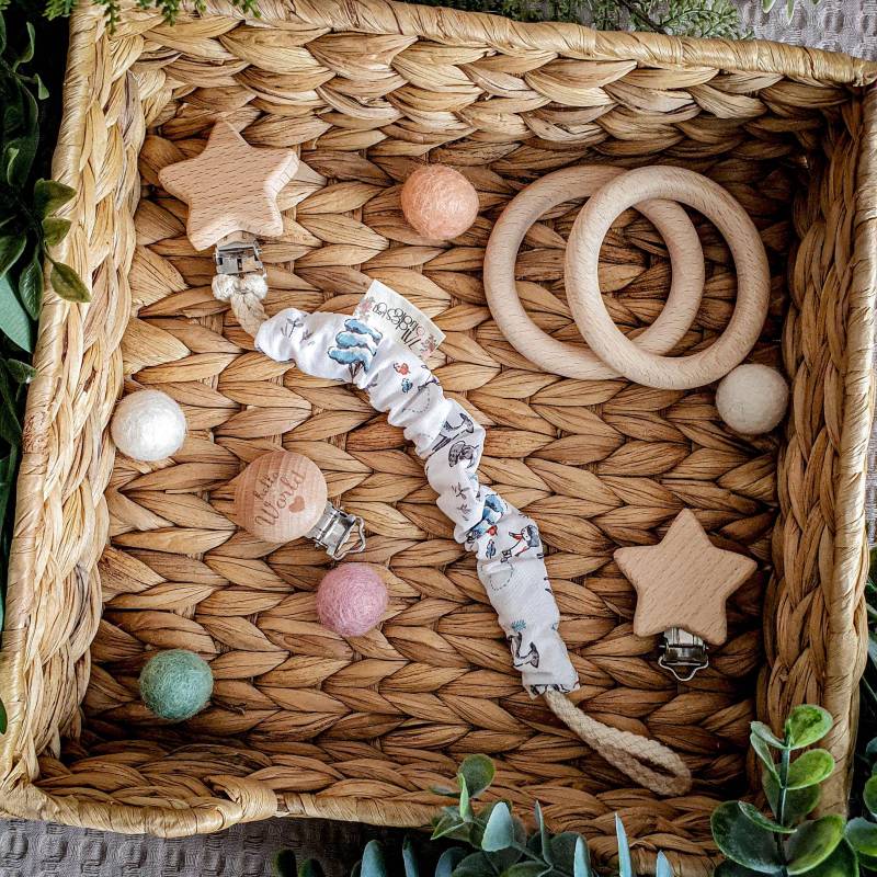 Schnullerkette - Snow Play Babygeschenk Bunter Baumwollstoff Wintermotive Weiß Grün Blau Reh von Etsy - YulisNarnia