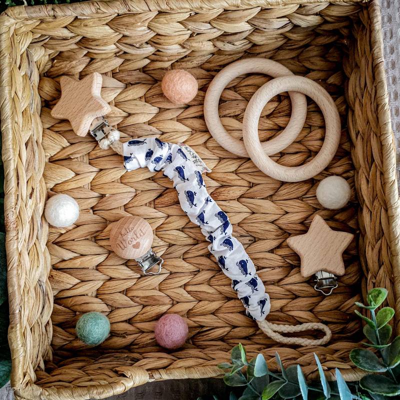 Schnullerkette - White Whale Babygeschenk Bunter Baumwollstoff Wal Blau Weiß von Etsy - YulisNarnia