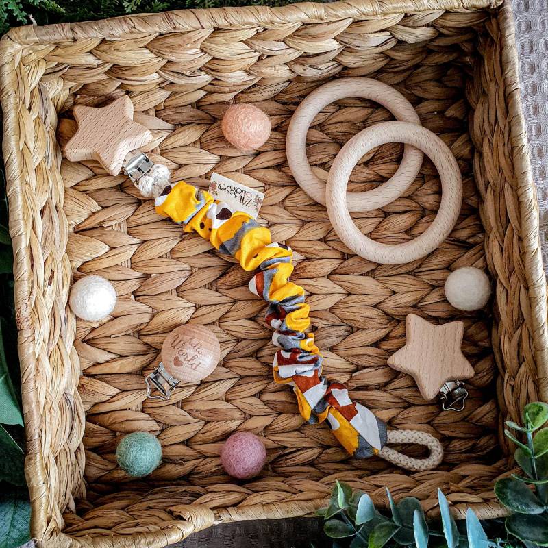 Schnullerkette - Yellow Bear Babygeschenk Bunter Baumwollstoff Bärchen Gelb Braun Weiß von Etsy - YulisNarnia