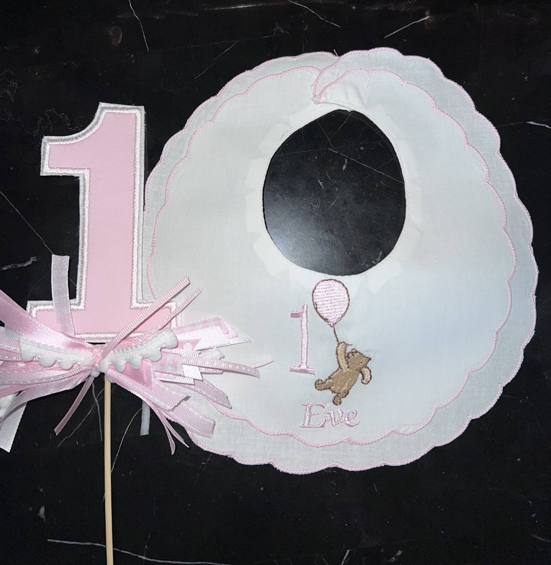 Personalisierte Weiß/Rosa Winnie The Pooh Lätzchen-Erster Geburtstag Lätzchen-Pooh Lätzchen-Personalisierte Lätzchen-Rosa Cake Topper-Pooh von Etsy - Zadabug