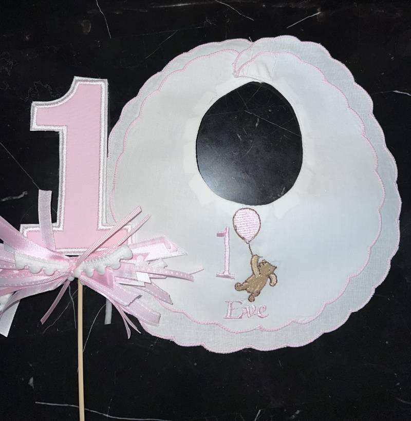 Personalisierte Weiß/Rosa Winnie The Pooh Lätzchen-Erster Geburtstag Lätzchen-Pooh Lätzchen-Personalisierte Lätzchen-Rosa Kuchen Topper-Pooh von Etsy - Zadabug