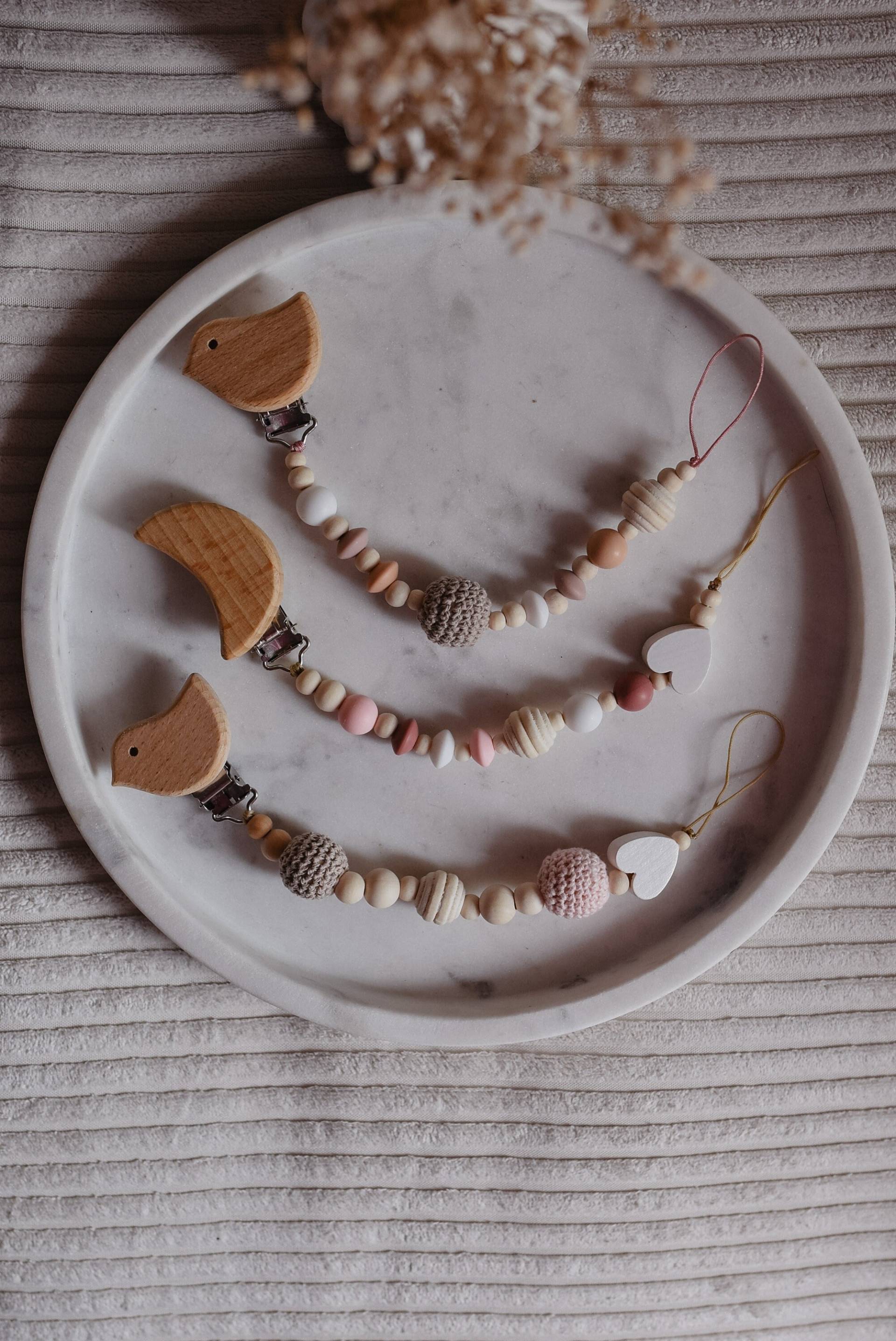 Schnullerkette Mit Holzclip, Schnullerband, Nuckelkette, Geschenk Zur Geburt, Babygeschenk Schnullerkette Mit Holzclip, Schnullerband, Nuckelkette, Geschenk Zur Geburt, Babygeschenk von Etsy - ZauberschoenZucker