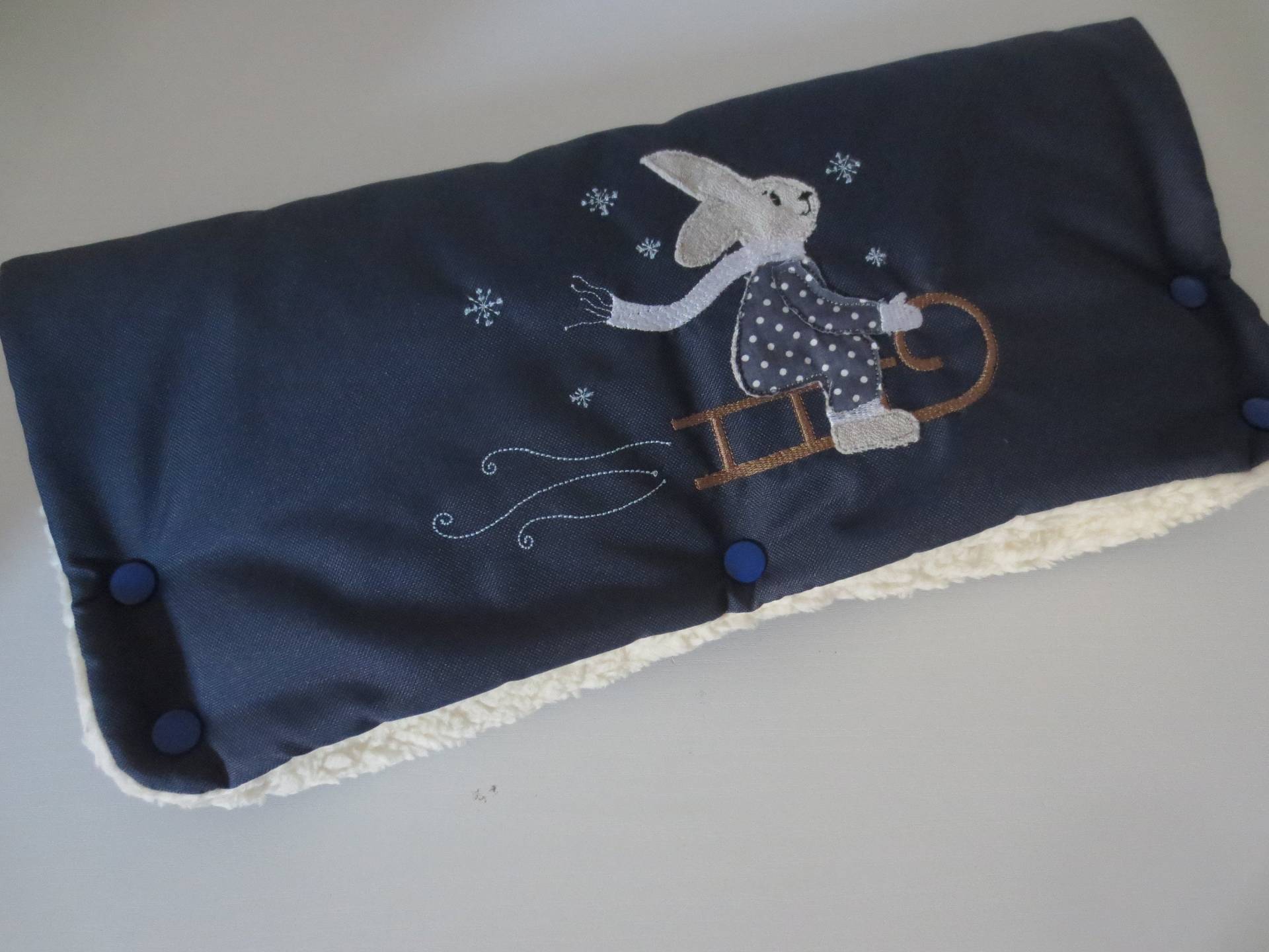 Kinderwagenmuff Wasserabweisend Handwärmer Dunkelblau "Hase Auf Schlitten" von Etsy - ZauberwerkemitHerz