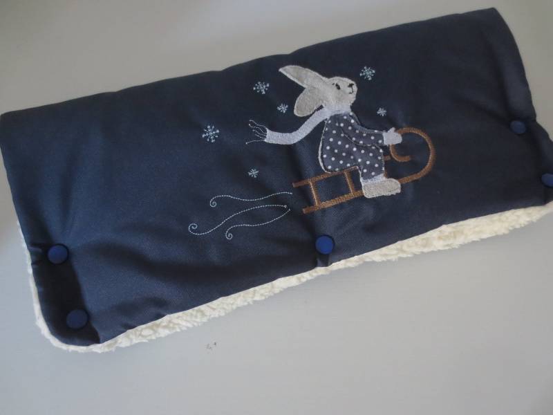 Kinderwagenmuff Wasserabweisend Handwärmer Dunkelblau "Hase Auf Schlitten" Kinderwagenmuff Wasserabweisend Handwärmer Dunkelblau "Hase Auf Schlitten" von Etsy - ZauberwerkemitHerz