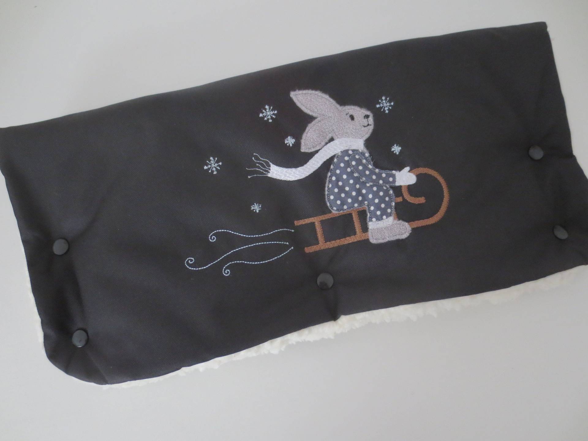 Kinderwagenmuff Wasserabweisend Handwärmer Schwarz "Hase Auf Schlitten" von Etsy - ZauberwerkemitHerz
