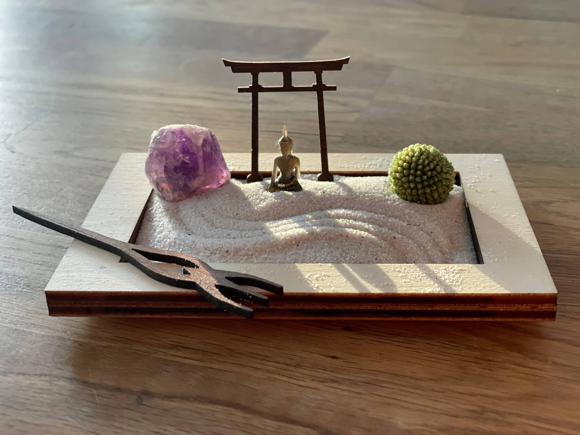 Miniatur Zengarten Aus Hellem Holz Mit Buddha, Torii, Harke, Craspedia-Kugel Und Amethyst Miniatur Zengarten Aus Hellem Holz Mit Buddha, Torii, Harke, Craspedia-Kugel Und Amethyst von Etsy - ZenGartenManufaktur