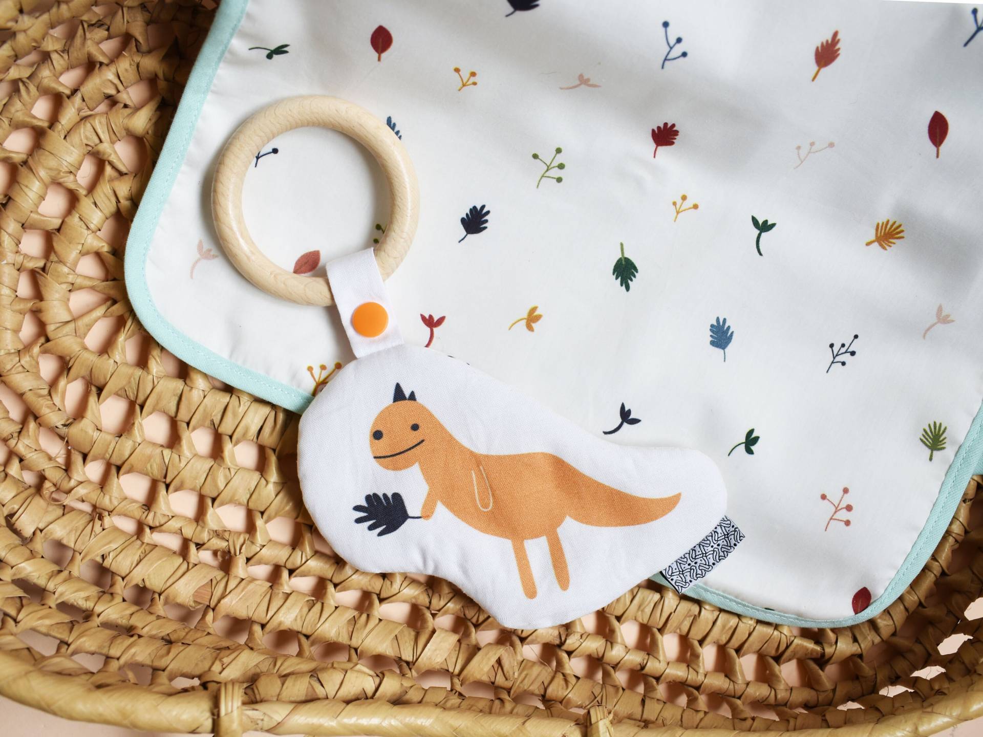 Dino Beißring | Senf Dinosaurier Holz Beißring Waschbares Greifling Baby Gym Spielzeug von Etsy - Zezling