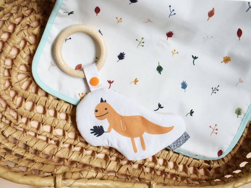 Dino Beißring | Senf Dinosaurier Holz Beißring Waschbares Greifling Baby Gym Spielzeug von Etsy - Zezling