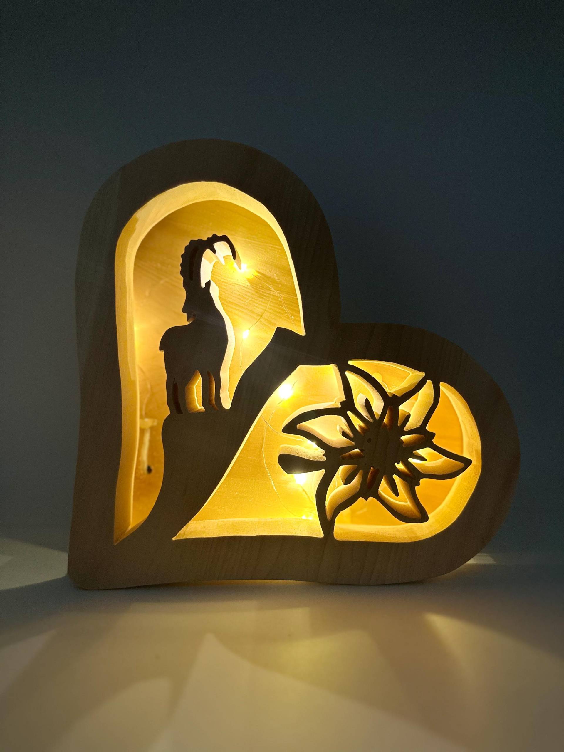 Zirbenherz Led-Lampe Mit Steinbock Und Edelweiß, 30 cm Hoch, Tiroler Zirbenholz - Handgefertigt Im Allgäu Zirbenherz Led-Lampe Mit Steinbock Und Edelweiß, 30 cm Hoch, Tiroler Zirbenholz - Handgefertigt Im Allgäu von Etsy - Zirbenvielfalt