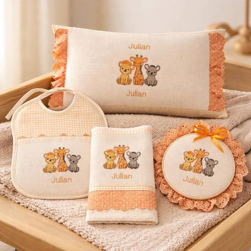 Personalisiertes Baby-Set Waldtiere - Bio-Baumwolle/Piqué Besticktes Kissen, Lätzchen, Handtuch & Wandbild Limitierte Edition von Etsy - Zuckerstich