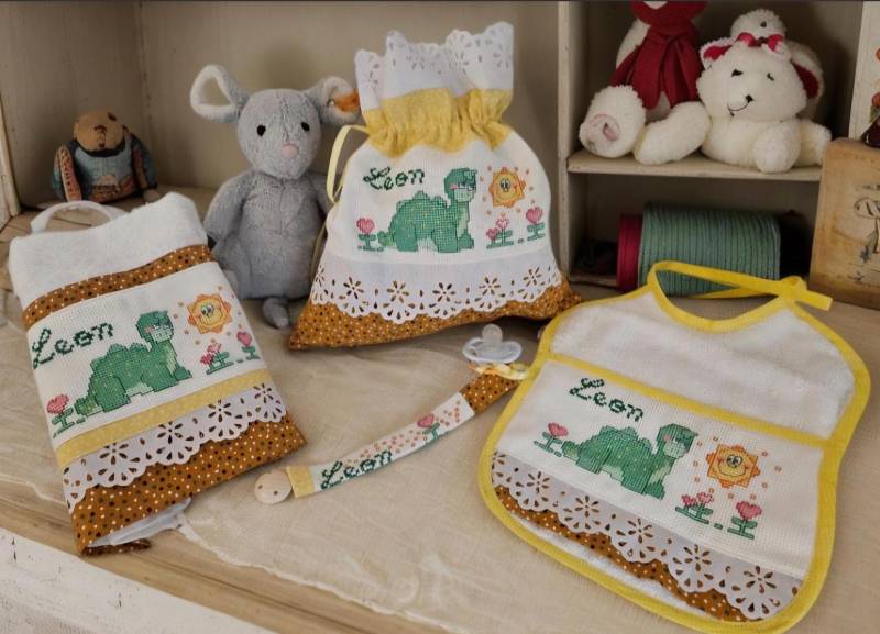 Personalisiertes Luxus Baby-Set Mit Namen - Handbestickt | Kreuzstich Bio-Baumwolle/Edle Spitze /Set Zur Geburt Oder Taufe Geschenkbox Personalisiertes Luxus Baby-Set Mit Namen - Handbestickt | Kreuzstich Bio-Baumwolle/Edle Spitze /Set Zur Geburt Oder Taufe Geschenkbox von Etsy - Zuckerstich