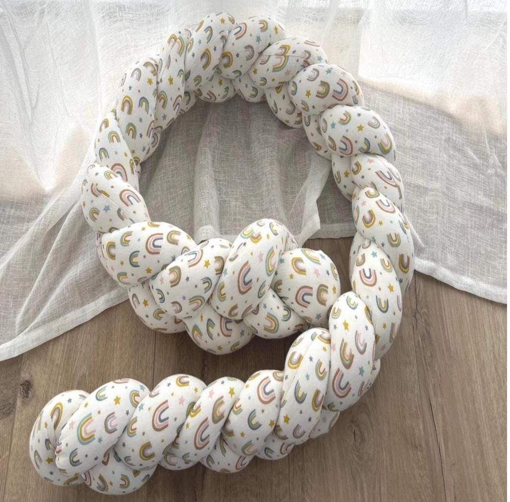 Wickeltisch Umrandung, Geflochtene Schutzrolle, Musselin Regenbogen Wickeltisch Umrandung, Geflochtene Schutzrolle, Musselin Regenbogen von Etsy - ZuckersuesseIdeen