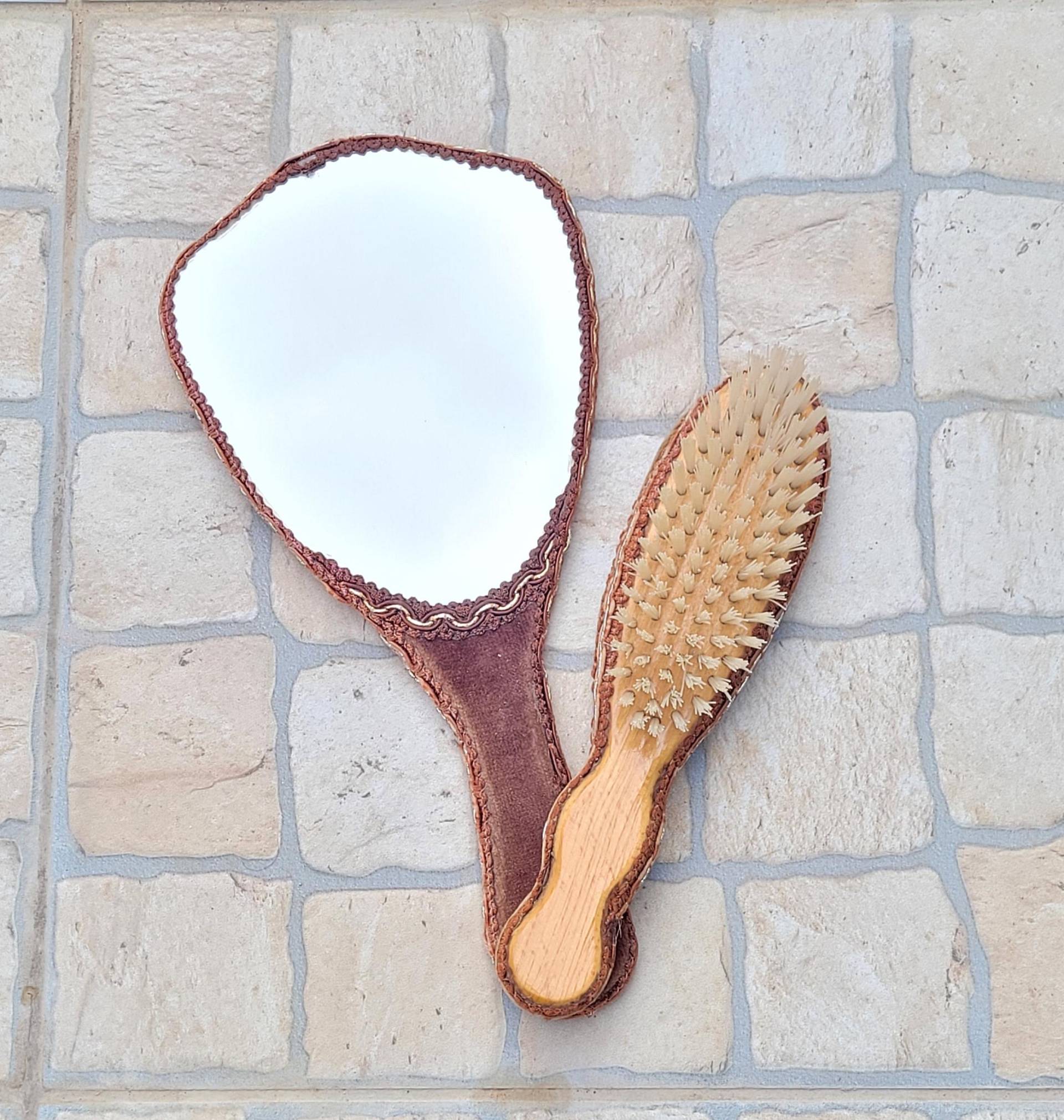 Antike Samt Frisier-Set, Vintage 2-Teilige Vanity Set, Handspiegel Und Bürste, Holzstickerei, Schlafzimmer Dekor, Schminktisch Set von Etsy - aPinchOfSaudade