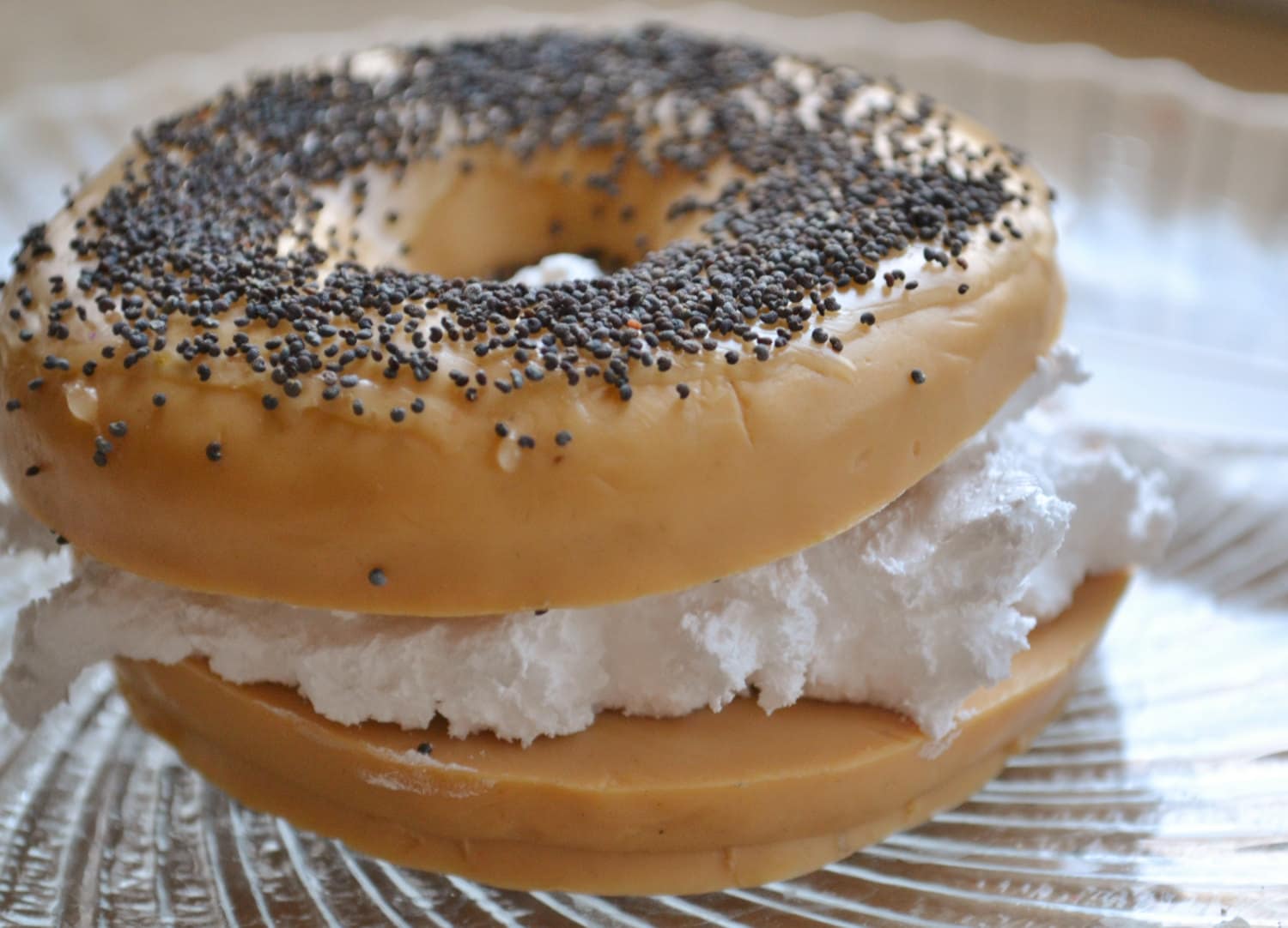 Bagel Mit Frischkäseseife - Speiseseife Unser Original-Design Brot Neuheit Seife Frühstücksseife Brunch Party Favor Foodie von Etsy - ajsweetsoap