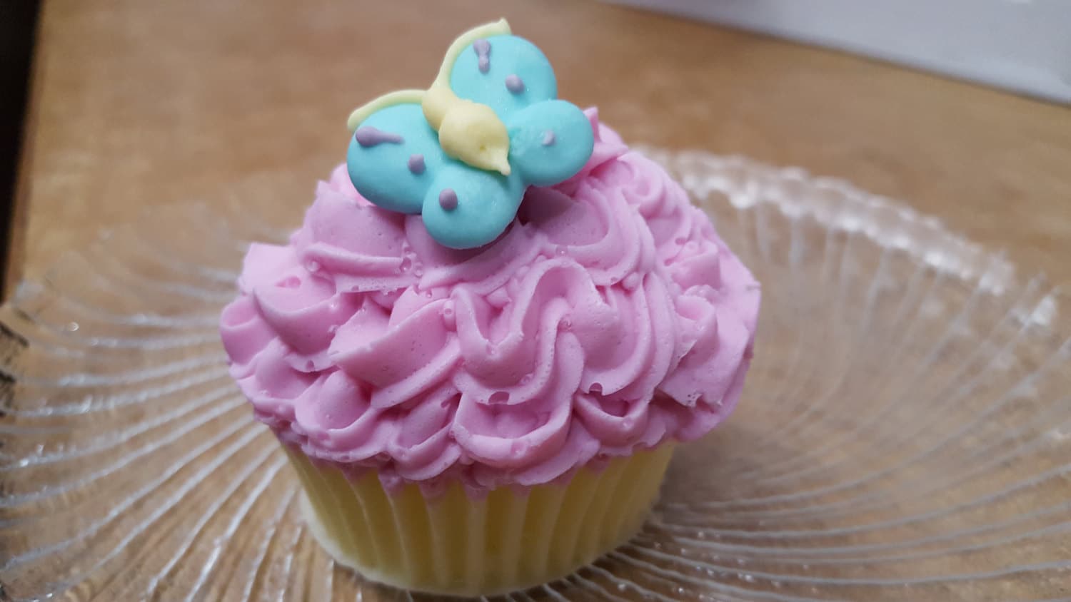 Cupcake Seife - Schmetterling Beauty Vegane Fake Food Gastgeschenk Frühling Ostern Schmetterlinge von Etsy - ajsweetsoap